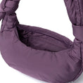 Bild in Galerie-Betrachter laden, Biwa Puffy Schultertasche -Pflaume